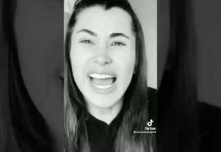 حزين انتى مستحيل تكونى طبيعيه انتى مختله والله العظيم عيانه