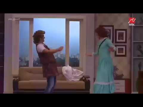 اهلا مرحب بيه لابسه جلابيه بتقفلي على