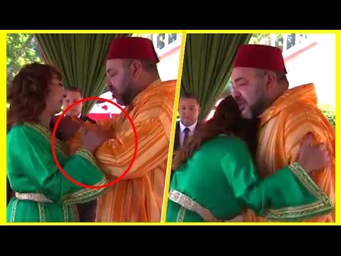 شاهد رد فعل سريع لمحمد السادس حين امسكت الفنانة غيثة بن عبد السلام بيده وعانقته