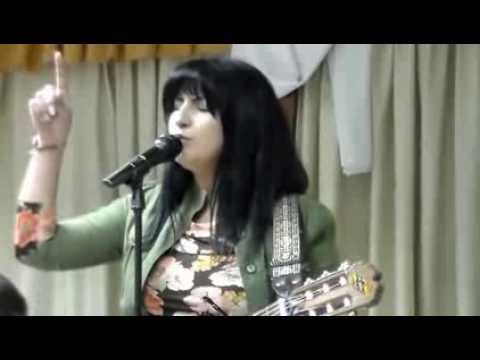 المرنمة ايريني ابو جابر في يوم النهضة بكنيسه جماعات الله الاردنية المرنمة ايريني ابو جابر في يوم النهضة بكنيسه جماعات الله الاردنية