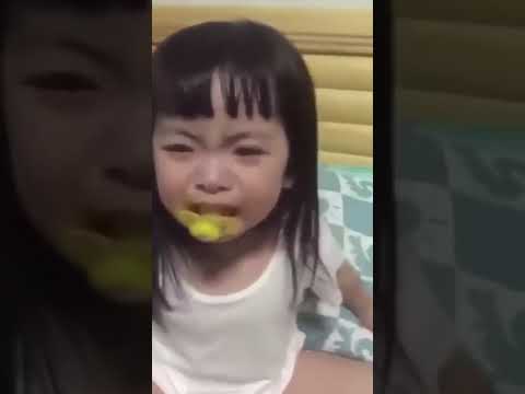 بكاء طفلة بشكل مضحك عوبه