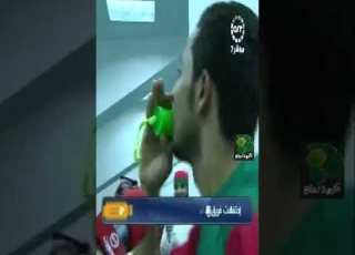 احتفالية طريفة من راشد الرهيب في غرفة الملابس