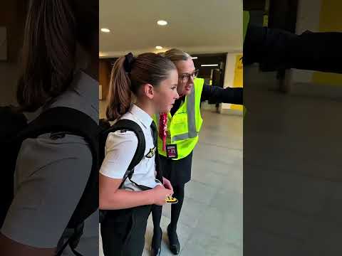 طفلة تدخل المطار بزي الطيار لن تصدق ماذا فعل الكابتن معها