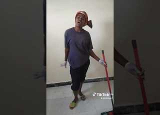 Msichana Mwenye Amejituma Lazma Hawe Na Mtoto