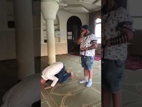 يهودي ومسلم يصليان معا في مسجد