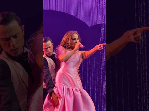 جينيفر لوبيز مع راقصها JLo شورت