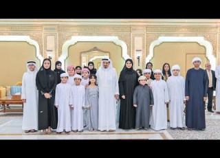  حاكم عجمان وولي عهده يستقبلان مجموعة من الأيتام وحفظة القرآن على مأدبة إفطار