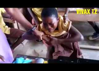  Tizama Huyu Mwanafunzi Wa Shule Ya Msingi Alivyotolewa Ushamba Wa Laptop Mbele Ya Wanafunzi Wenzake