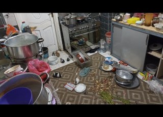 قال إيه مش عاجبهم المطبخ بيقولو انتي معيشانا في زريبة هو ليه بيقسو عليا كده