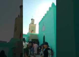 شوف الناس اش دايرين في ضريح عبد العزيز بن يفو