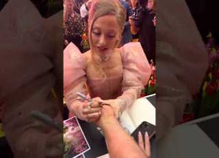 This Is How Ariana Grande Reacted When A Fan Said Her Hands Are SO Soft