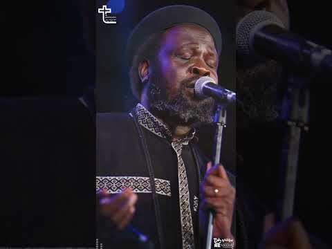 صوته لسه بينده