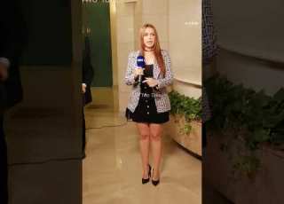  دنيا تلفت الانظار بجمالها وانوثتها بـ فستان قصير