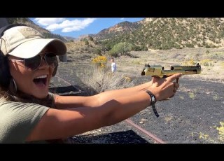 Beautiful Girls Shooting The Golden Desert Eagle 50AE