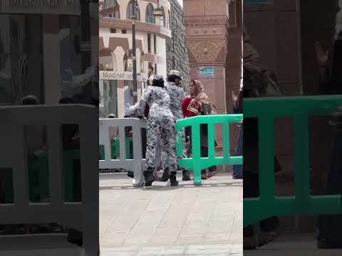 امراة تصفع أحد الحرس الخاص للحرم المكي المدني في السعوديه ثم يعتدي عليها بالضرب المبرح Shorts