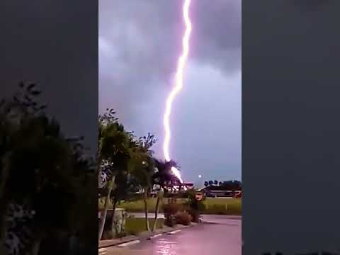 لهذا السبب يجب أن تحذر من الصواعق