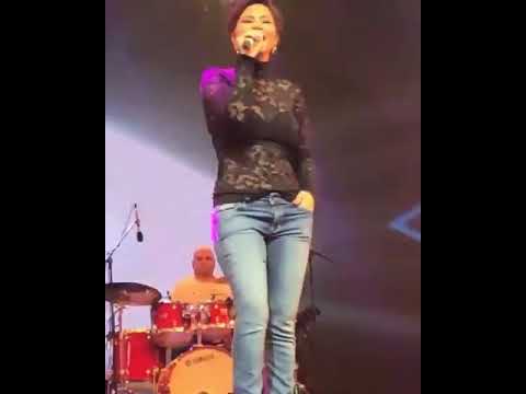 شيرين عبد الوهاب تغني أغنية أنا في الغرام في حفلة القرية العالمية 2019