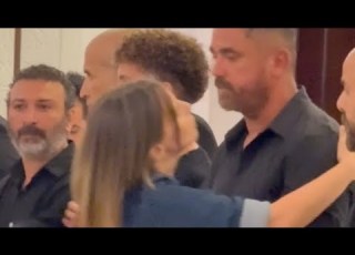  قبلات ايمان العاصى فى عزاء والد احمد صلاح حسني وحما أمير كرارة