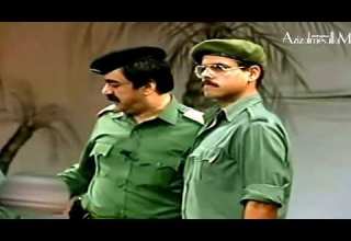 صدام حسين ينطي نوط شجاعه