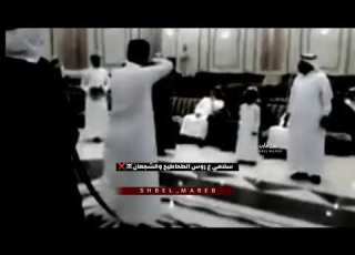  يمني قال بيت شعري فوقف كل الحاضرين ورفعو الشماغ والعقال احترام له
