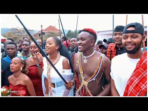 Izzo Kores Asimamisha Umati Kwa Nyimbo Yake Ya Engolong Osirua Kwenye Harusi Ya Emanuel Sakuda