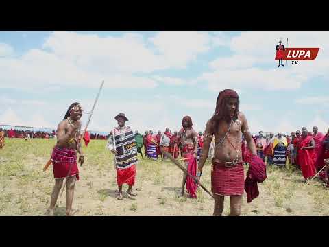 KAMURAR MAASAI ASIMAMISHA UMATI WA WATU AKITUMBUIZA KWENYE TAMASHA LA ORKWAAK LE MAA