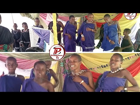 TAZAMA WAMASAI WAKIENJOY KANISANI GOSPEL KWAYA ZA KIMASAI