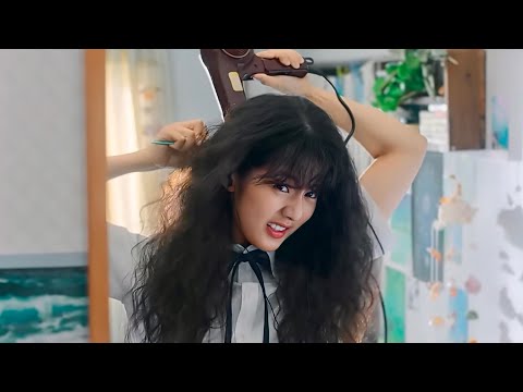 بنت وحشة وشعرها منكوش دايما بتتحول لاجمل بنت في مدرستها وبيقع في حبها اوسم شاب في المدرسة