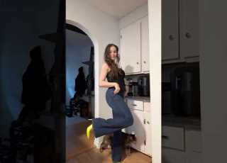  Diese Frisur Und Dieses Outfit Haben Mich Irgendwie Berührt Ootdfashion Locken Absätze Outfi