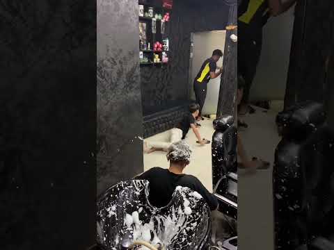 كمل للاخر هتموت ضحك الحلاق الغشيم Short