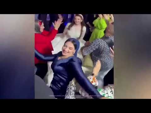 صاحبه الفستان البنفسجي