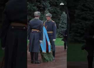  Мемлекет басшысы Белгісіз жауынгер бейіті ескерткіш мемориалына гүл шоғын қойды