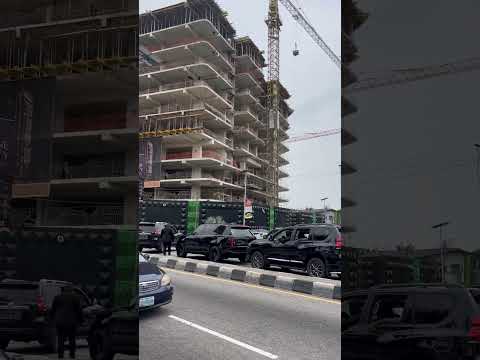 رأيت الملياردير لاغوس جويزازا على سيارته رينج روفر أوتوبيوغرافي موديل 2025 بعجلات معدلة