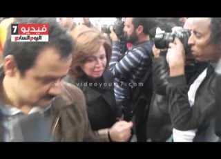 بالفيديو انهيار إلهام شاهين ودلال عبد العزيز أثناء تشييع جثمان ممدوح عبد العليم