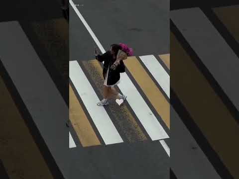 عايشة سني وبغني وبحب الحياة