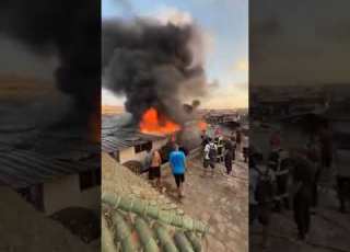 من زاوية واضحة فوق المحلات شاهد الحريق الذي أتى على دكاكين أصحاب الدراجات بالقليعة فدرب السلطان