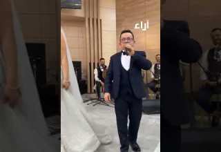 إبنة فيصل بالزين تقبل رأس والدها في حفل الزفاف