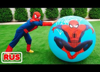 Влад помогает друзьям с помощью яйца сюрприза с игрушками