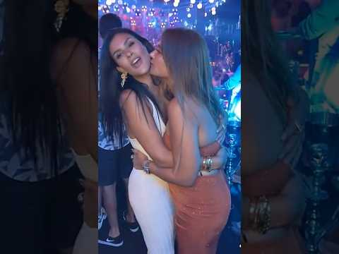 ساندي علي وشقيقتها إيناس علي في أحدى الحفالات الليلية