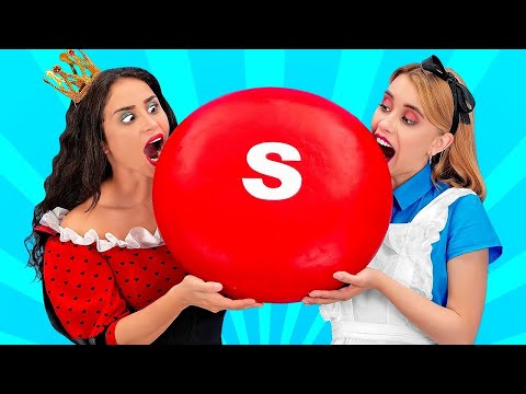 تحدي تناول أطعمة عملاقة مقابل أطعمة مصغرة ليوم كامل تحدي أكل مضحك تحدي تناول أطعمة عملاقة مقابل أطعمة مصغرة ليوم كامل تحدي أكل مضحك