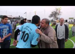 تهنئة لاعبين النوافعة بعد الفوز على فريق ميت العز بدورة السواقى من داخل الملعب