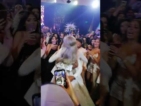 احمد فهمي وهنا الزاهد يرقصان علي اغاني المهرجانات في فرح اسطوري احمد فهمي وهنا الزاهد يرقصان علي اغاني المهرجانات في فرح اسطوري