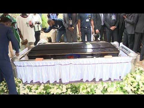SAFARI YA MWISHO Jeneza Lenye Mwili Wa Dkt Mengi Likishushwa Kaburini