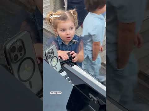 الطفلة أنجيلكا البالغة من العمر 3 سنوات تبهر الجمهور بأداء أغنية فيلم تايتنك