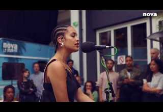 Jorja Smith Blue Lights Plus Près De Toi Nova Fr 