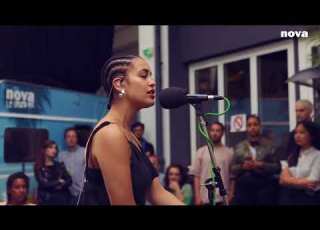 Jorja Smith Blue Lights Plus Près De Toi Nova Fr