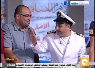  جابر القرموطي يرتدي زي قبطان ويستضيف عمال قناة السويس