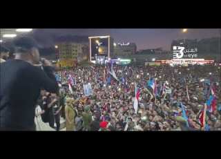  قصيده شاعر الشهداء ابو شلال في ساحه العرض في الحشد المليوني لأبناء الضالع المطالب بإعلان الاستقلال