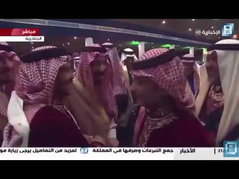 شاهد الملك سلمان يستقبل فناني أوبريت الجنادرية أئمة وملوك وهذا ما فعله محمد عبده