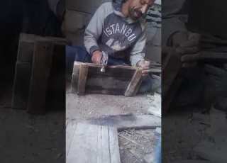  الخميسي يغني اثنأ العمل